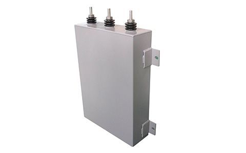 電容器的容量大小與什么有關？為什么？